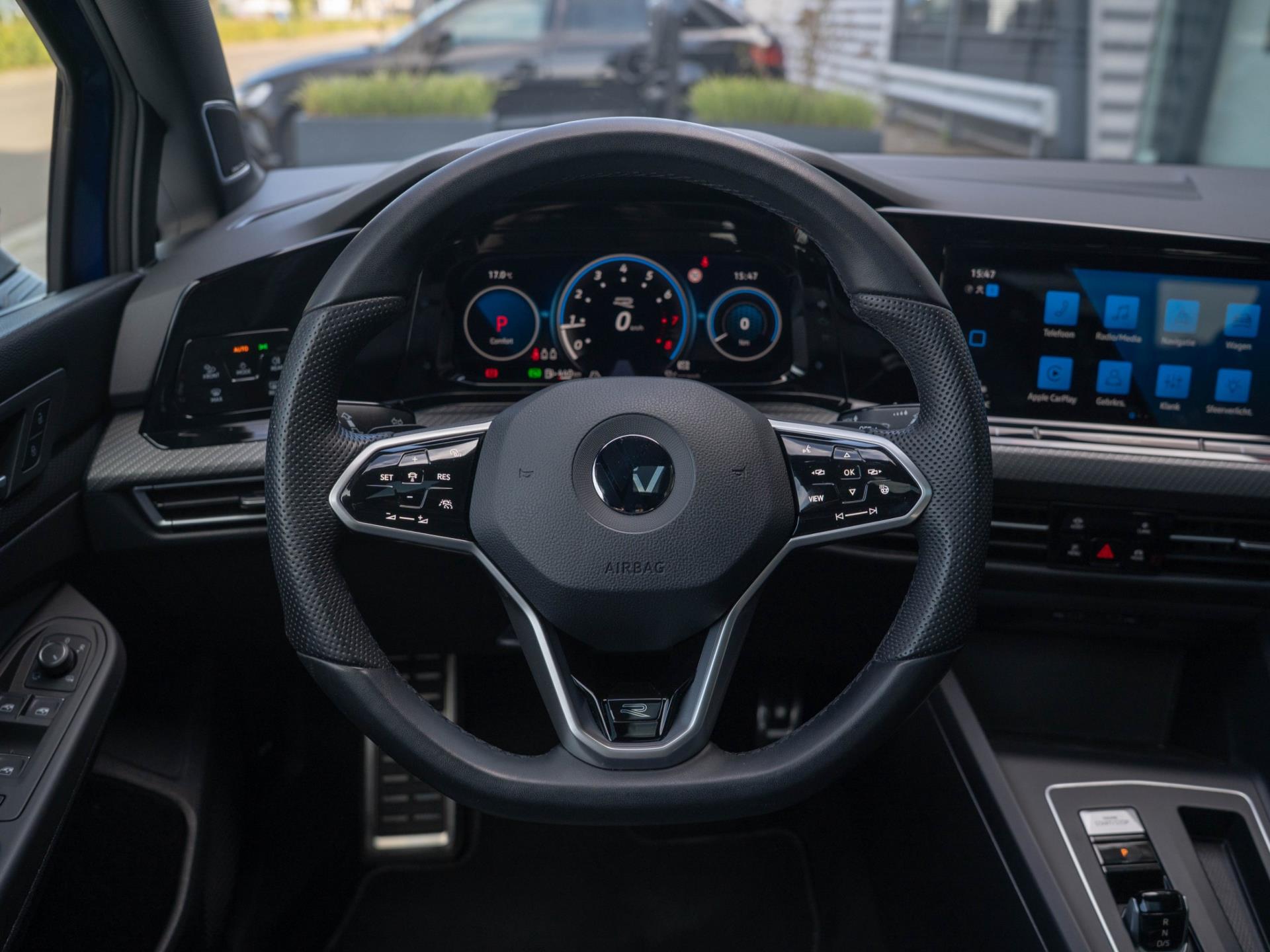 47917205-7.jpg